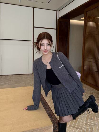 M1UM1U ウールカーディガン+スカート ツーピースセット【50％割引+送料無料】
