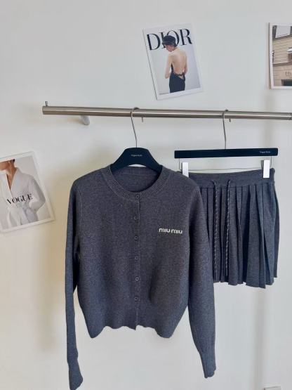 M1UM1U ウールカーディガン+スカート ツーピースセット【50％割引+送料無料】