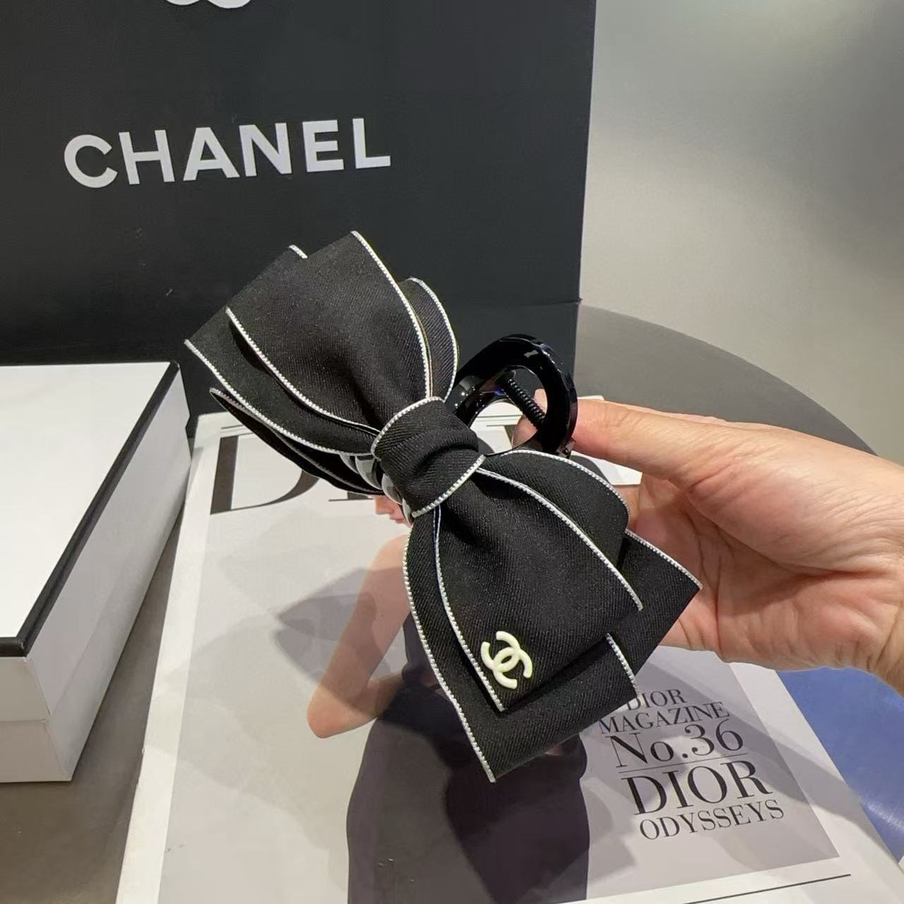 CHANE1 ブラック＆ホワイト ダブルC ヘアピン【50％割引+送料無料】