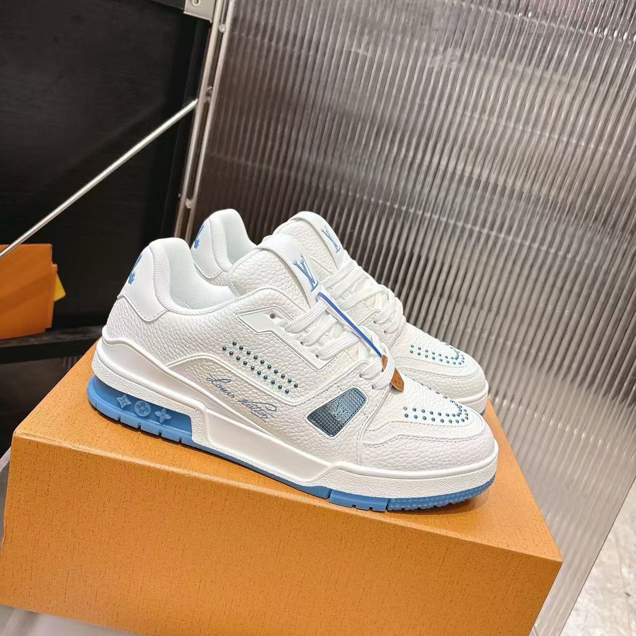 LVの高品質カジュアルシューズ【50％割引+送料無料】