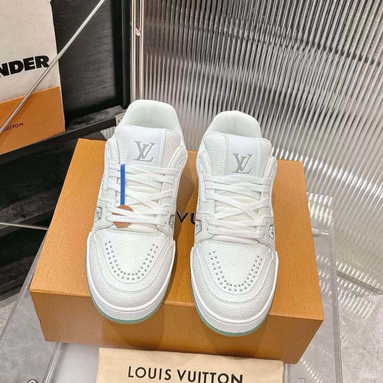 LVの高品質カジュアルシューズ【50％割引+送料無料】
