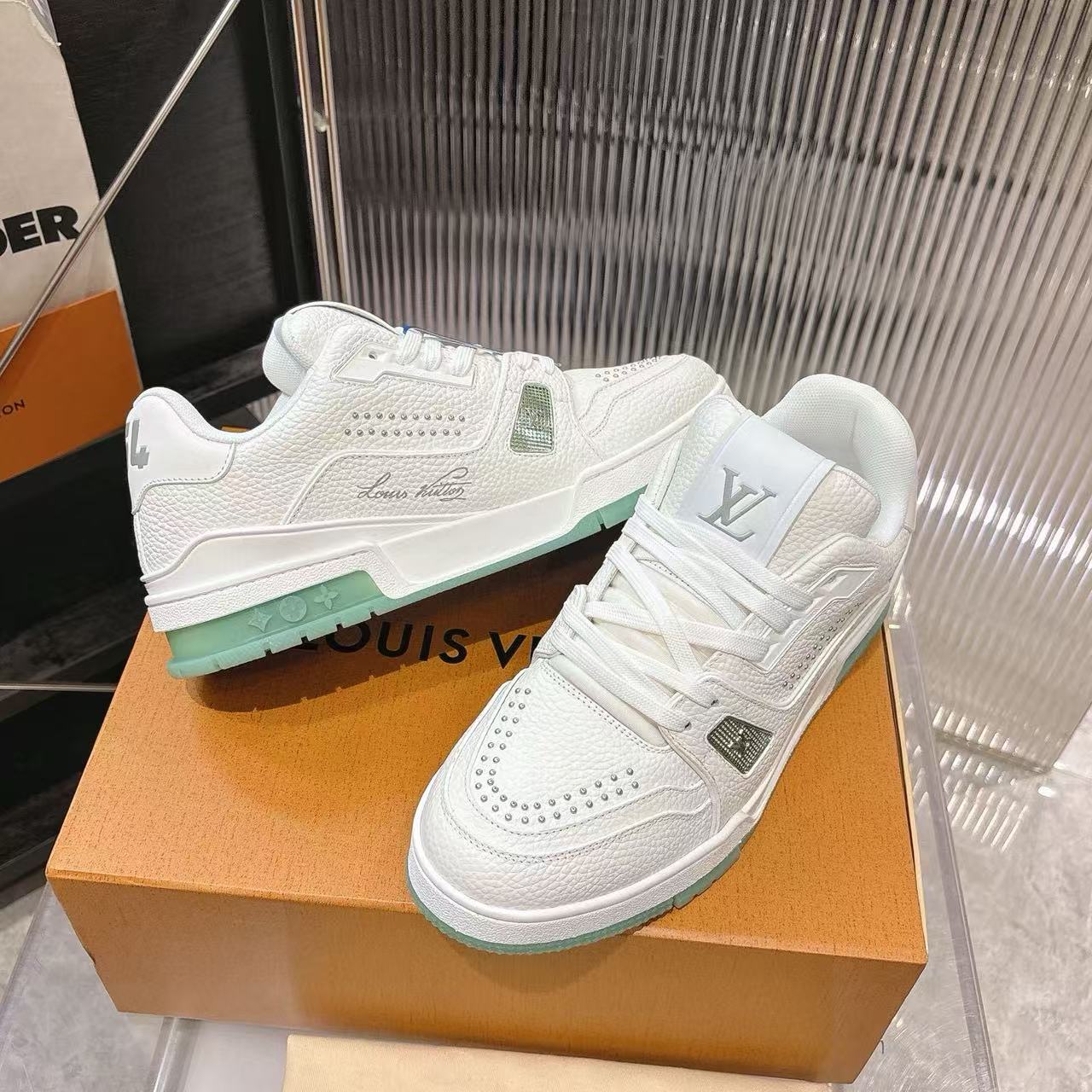 LVの高品質カジュアルシューズ【50％割引+送料無料】