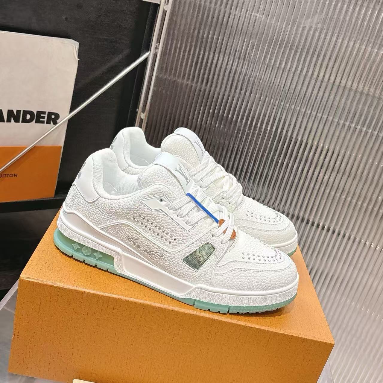 LVの高品質カジュアルシューズ【50％割引+送料無料】