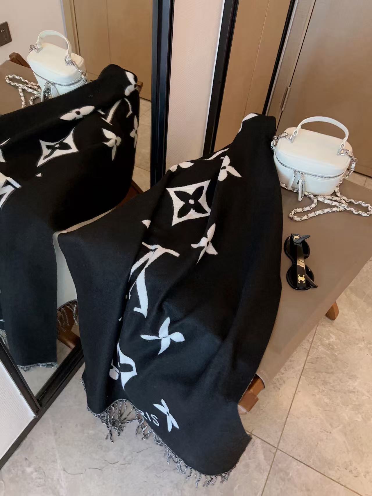 LVプリントの四つ葉のクローバータッセルスカーフ【50％割引+送料無料】