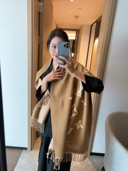 LVプリントの四つ葉のクローバータッセルスカーフ【50％割引+送料無料】