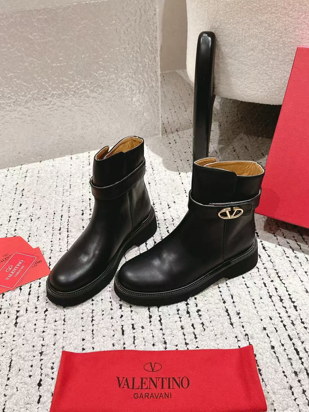 VALENT1NO 高品質サイドメタルVバックルアンクルブーツ【50％割引+送料無料】
