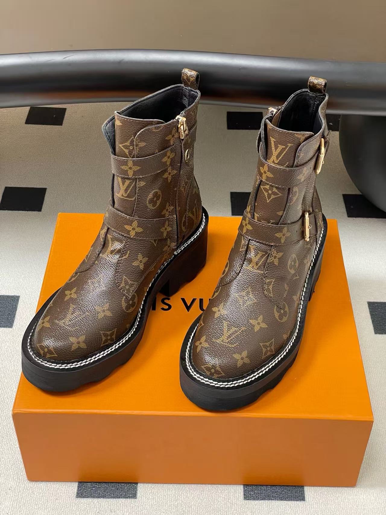 LVの高品質レザーアンクルブーツ【50％割引+送料無料】