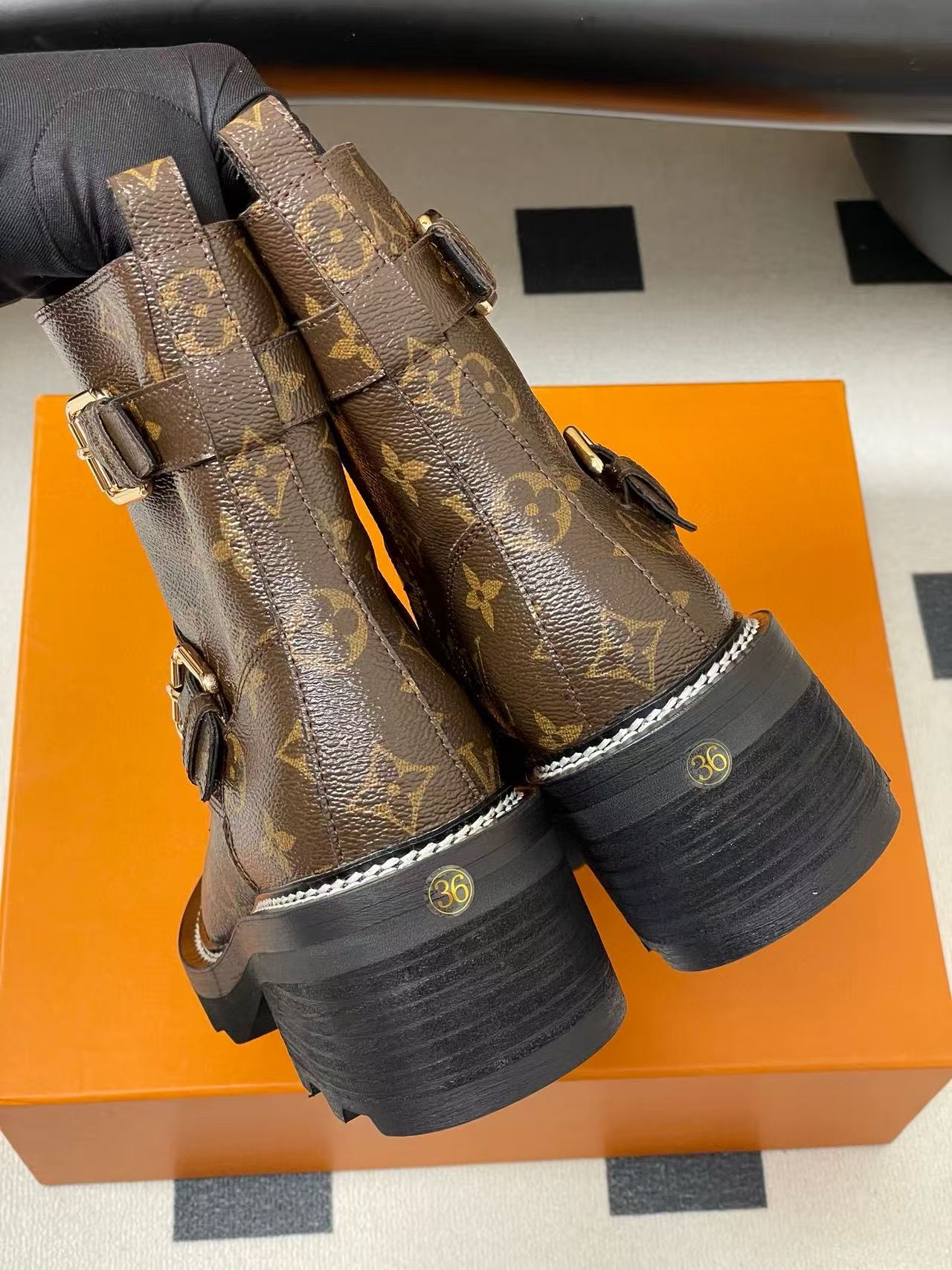 LVの高品質レザーアンクルブーツ【50％割引+送料無料】