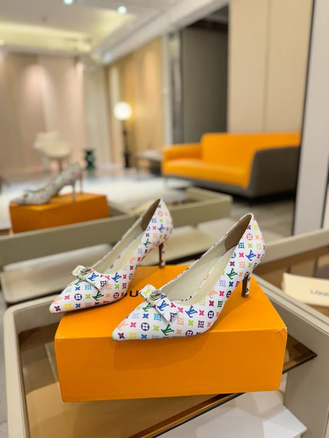 LVのポインテッドトゥプリントハイヒール【50％割引+送料無料】