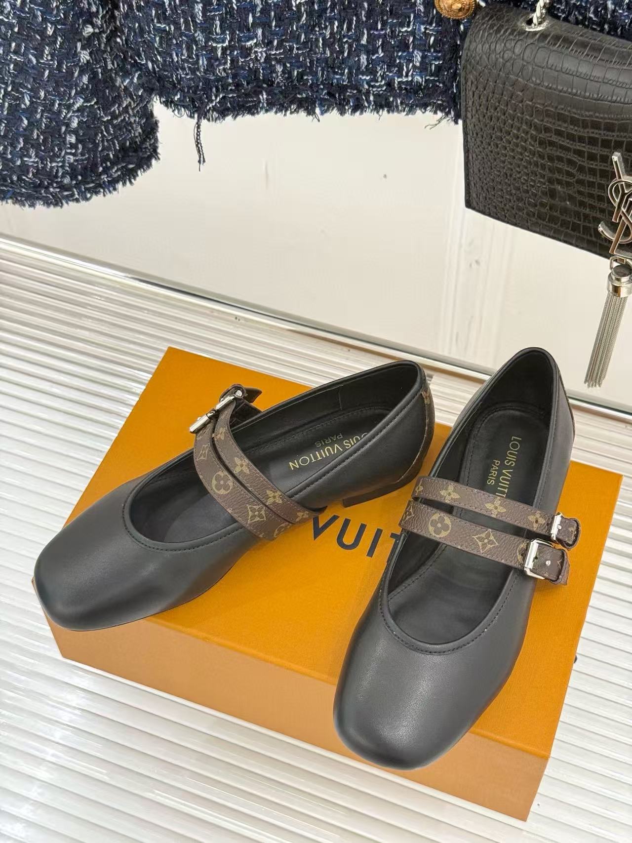 LVの高品質レザーフラットシューズ【50％割引+送料無料】