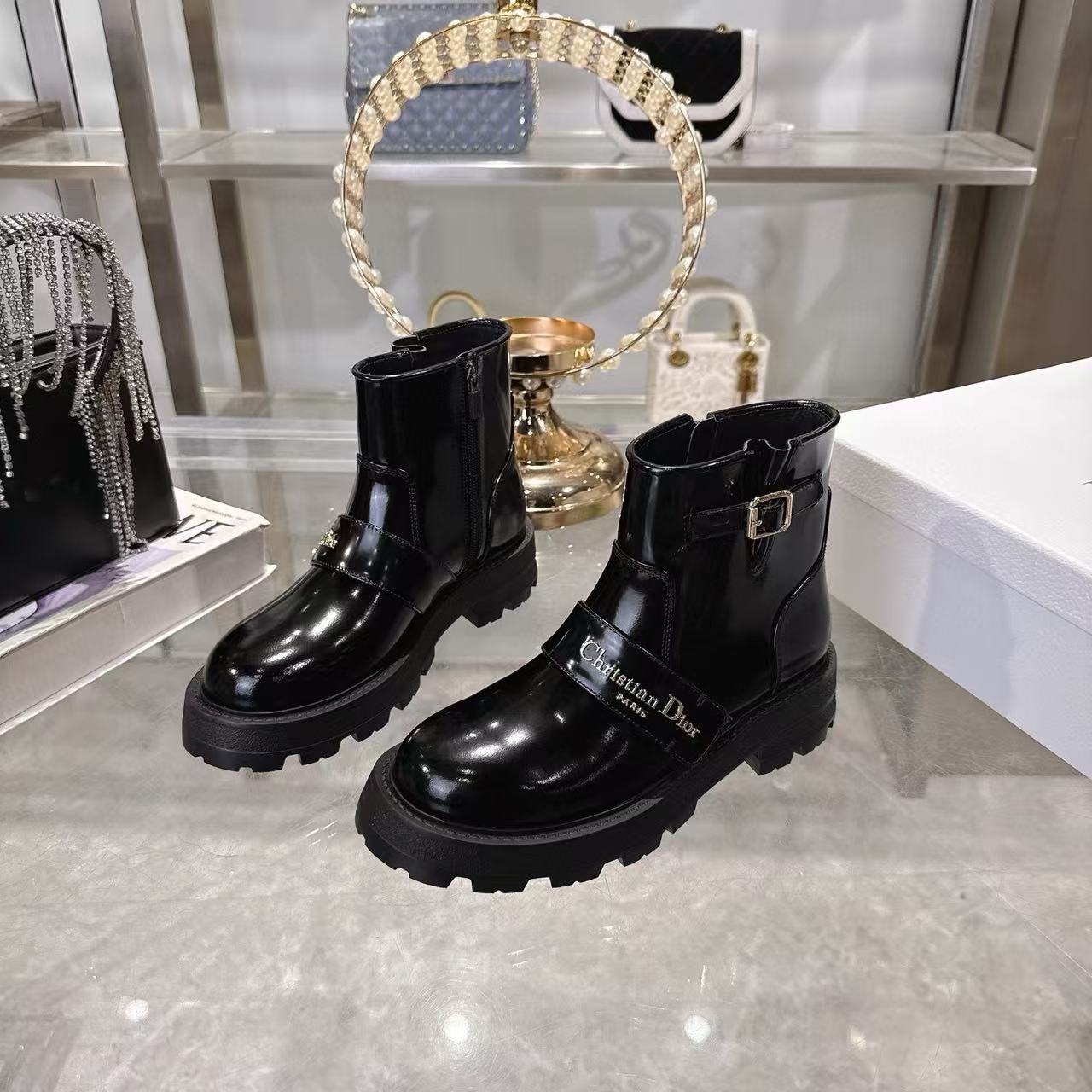 DI0Rの高品質レタードレザーアンクルブーツ【50％割引+送料無料】