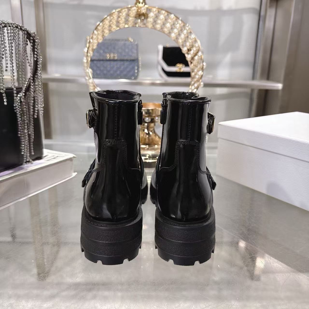 DI0Rの高品質レタードレザーアンクルブーツ【50％割引+送料無料】