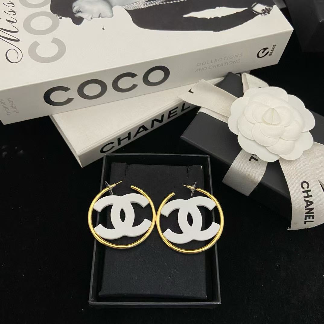 CHANE1 ホワイト ダブルC イヤリング【50％割引+送料無料】