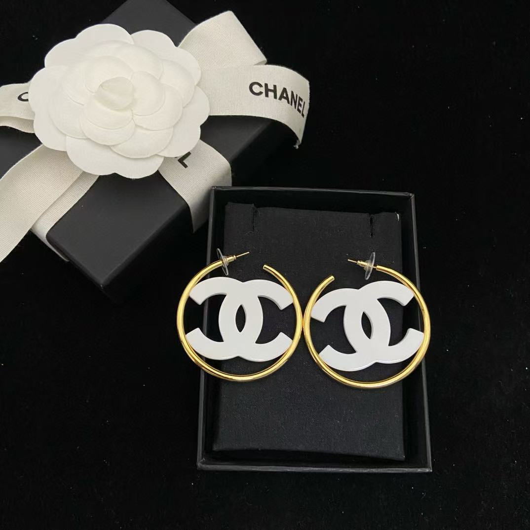 CHANE1 ホワイト ダブルC イヤリング【50％割引+送料無料】
