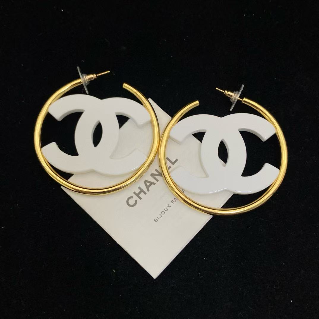 CHANE1 ホワイト ダブルC イヤリング【50％割引+送料無料】