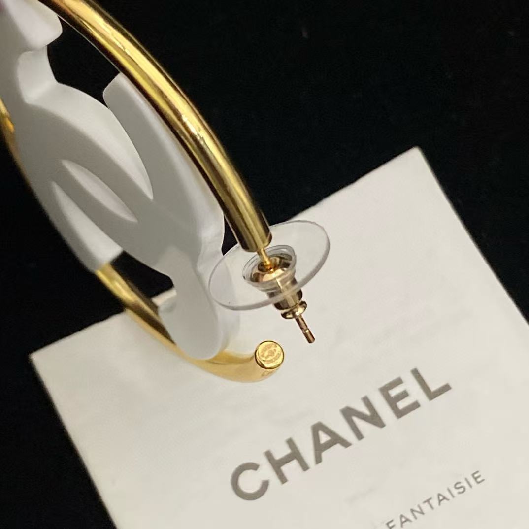 CHANE1 ホワイト ダブルC イヤリング【50％割引+送料無料】