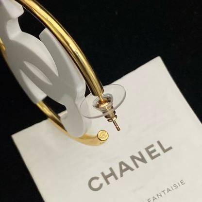 CHANE1 ホワイト ダブルC イヤリング【50％割引+送料無料】