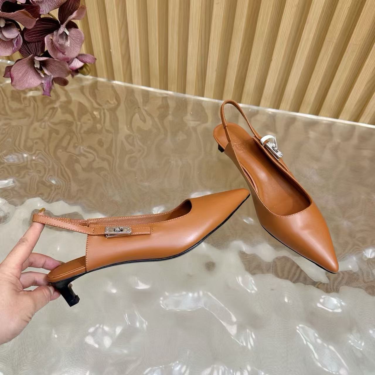 HERME5 高品質クラシックケリーバックルローヒール【50％割引+送料無料】