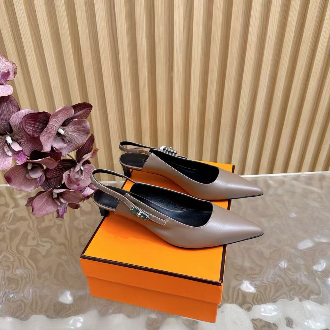 HERME5 高品質クラシックケリーバックルローヒール【50％割引+送料無料】