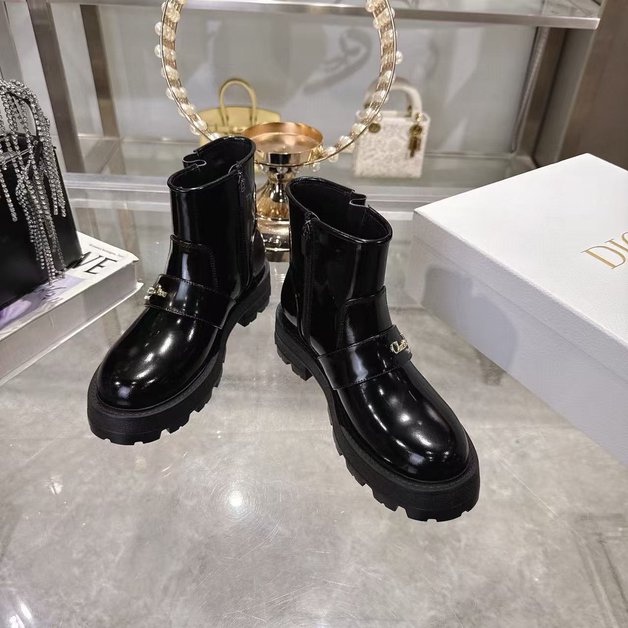 DI0Rの高品質レタードレザーアンクルブーツ【50％割引+送料無料】