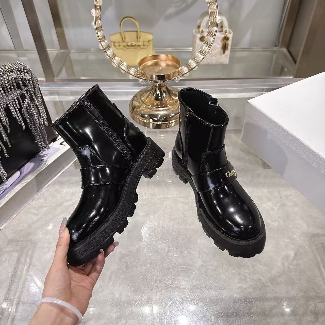 DI0Rの高品質レタードレザーアンクルブーツ【50％割引+送料無料】