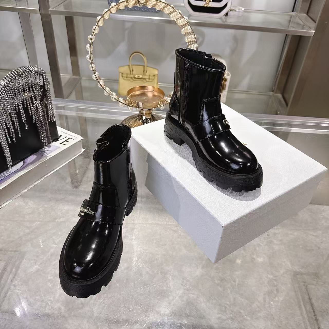 DI0Rの高品質レタードレザーアンクルブーツ【50％割引+送料無料】