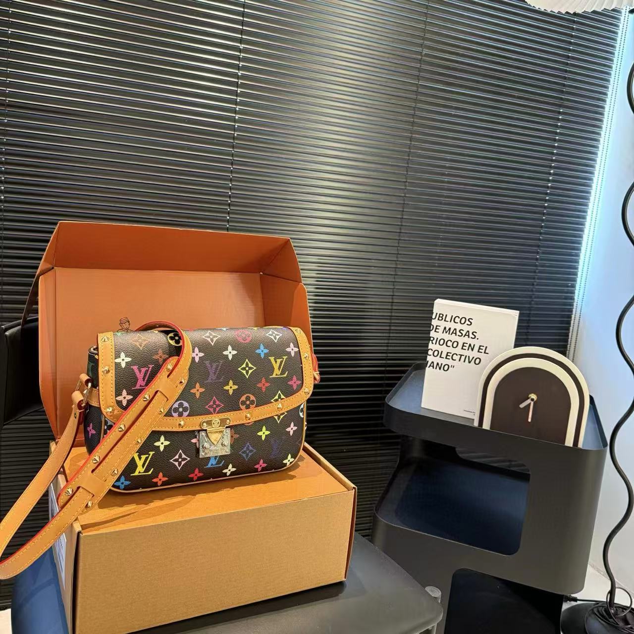 LVプリントのアンダーアームバッグ【50％割引+送料無料】