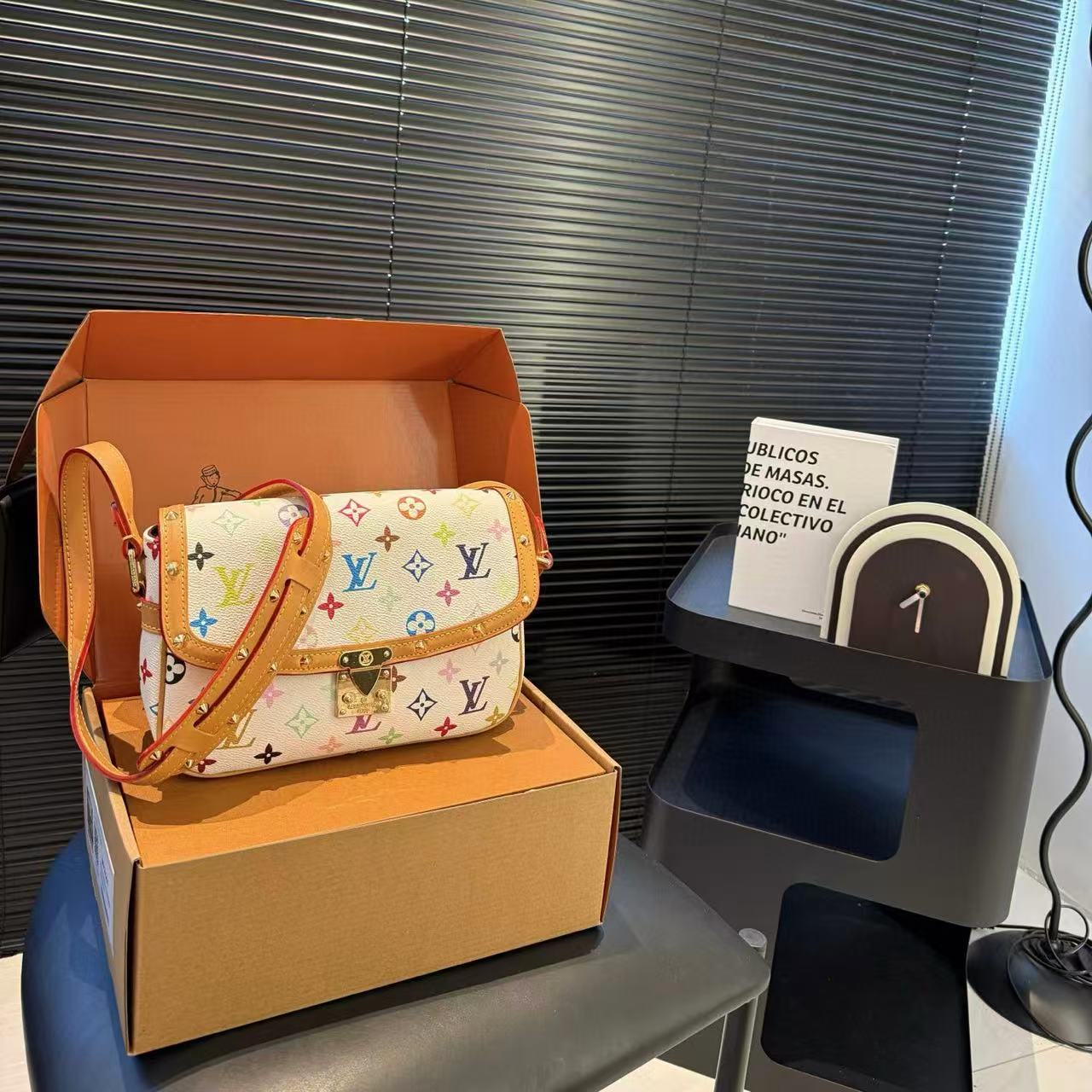 LVプリントのアンダーアームバッグ【50％割引+送料無料】