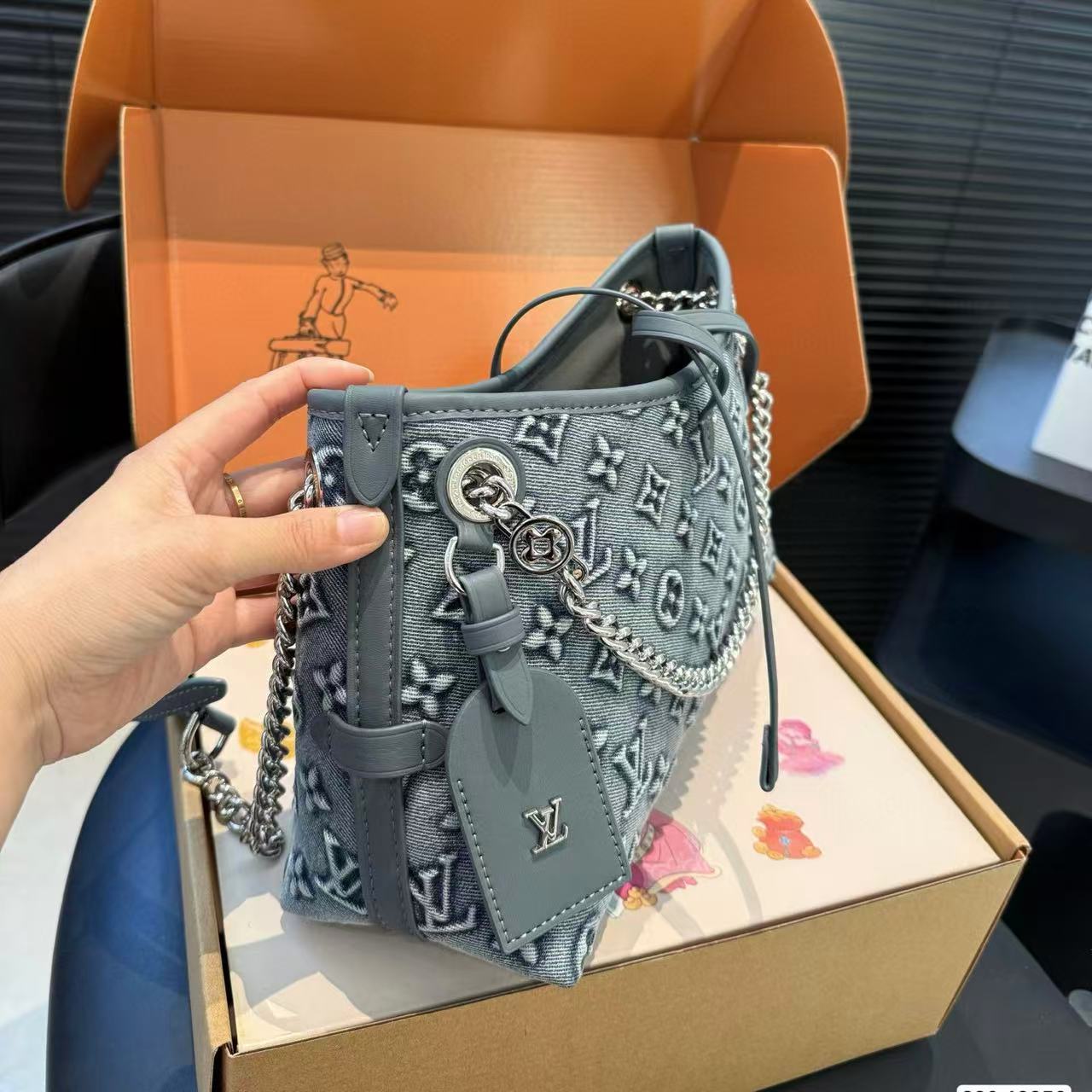 LV carryall刺繍入り脇下バッグ【50％割引+送料無料】