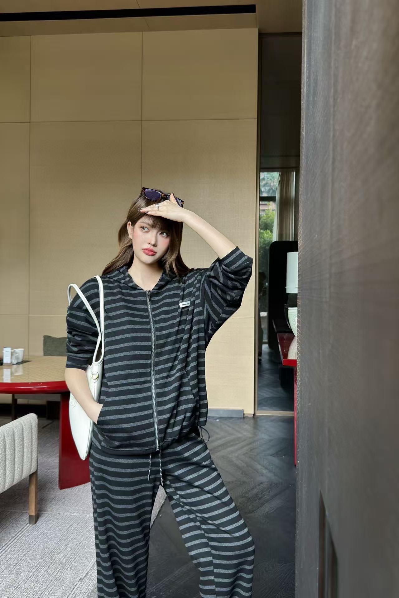 M1UM1U ストライプジップアップジャケット+パンツ ツーピースセット【50％割引+送料無料】