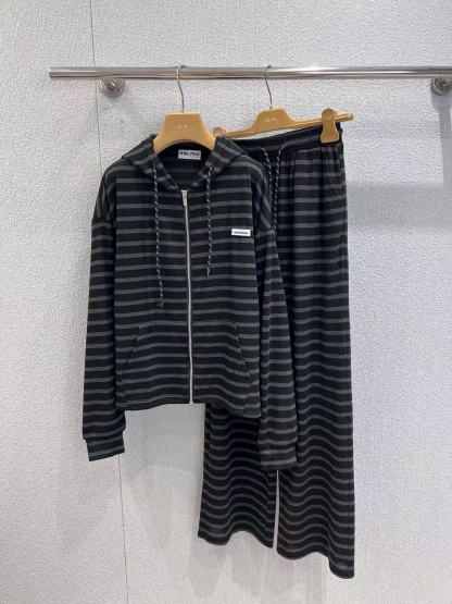 M1UM1U ストライプジップアップジャケット+パンツ ツーピースセット【50％割引+送料無料】
