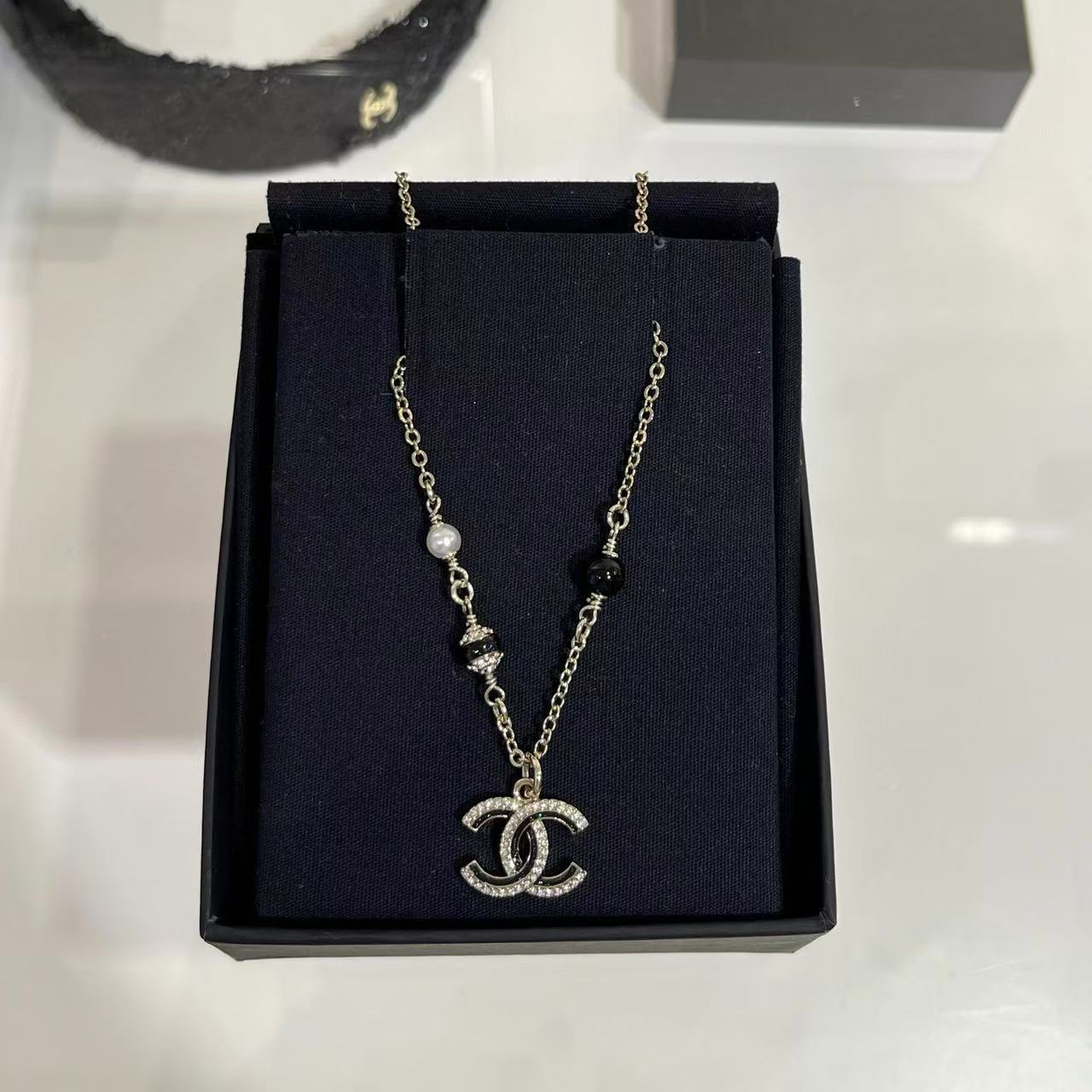 CHANE1 ブラックエナメル ダブルCパールネックレス【50％割引+送料無料】