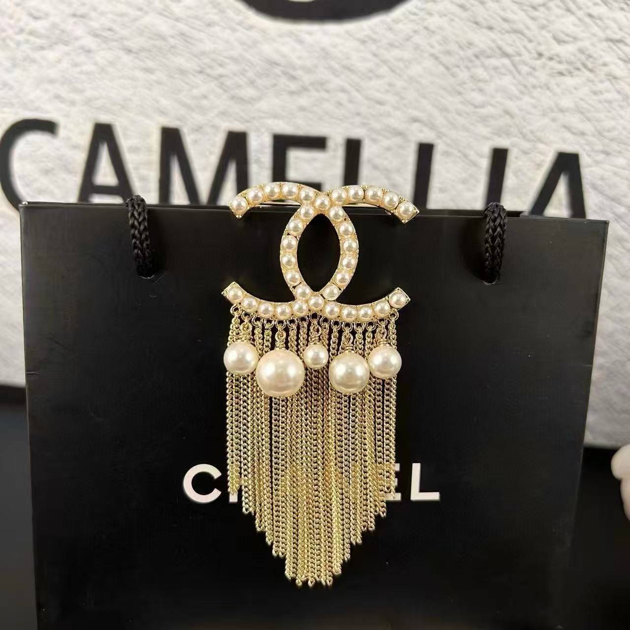 CHANE1 ダブルC パールタッセルブローチ【50％割引+送料無料】