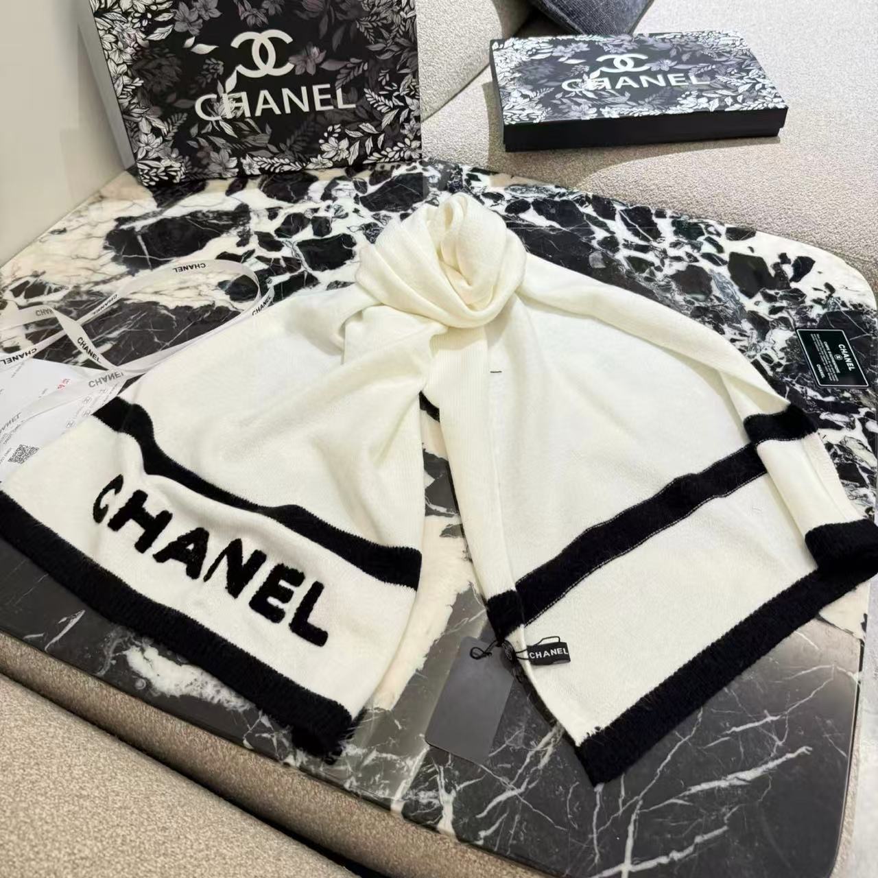CHANE1 ブラック＆ホワイトレター カシミアスカーフ【50％割引+送料無料】