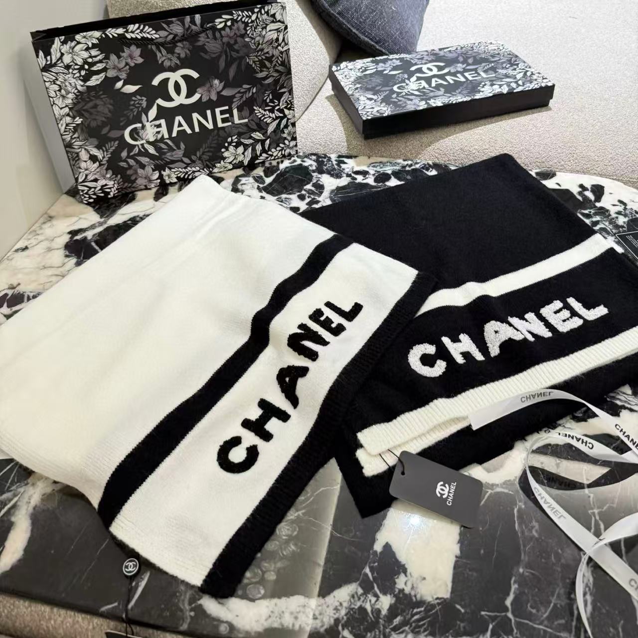 CHANE1 ブラック＆ホワイトレター カシミアスカーフ【50％割引+送料無料】
