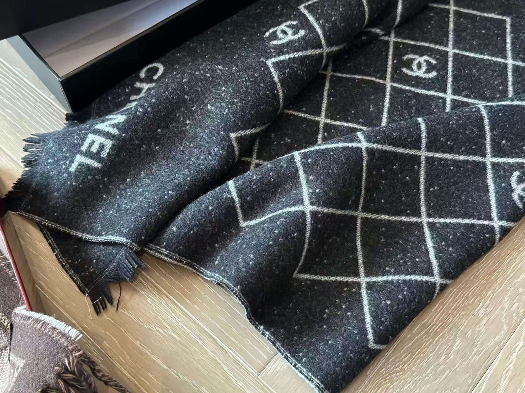 CHANE1 ダブルC チェック柄 カシミアスカーフ【50％割引+送料無料】