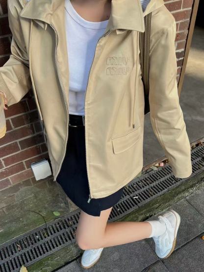 M1UM1U 刺繍レターフードジャケット【50％割引+送料無料】