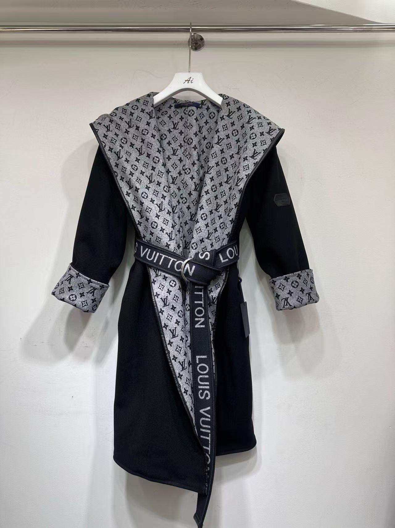 LVプリントのフード付きカシミアコート【50％割引+送料無料】
