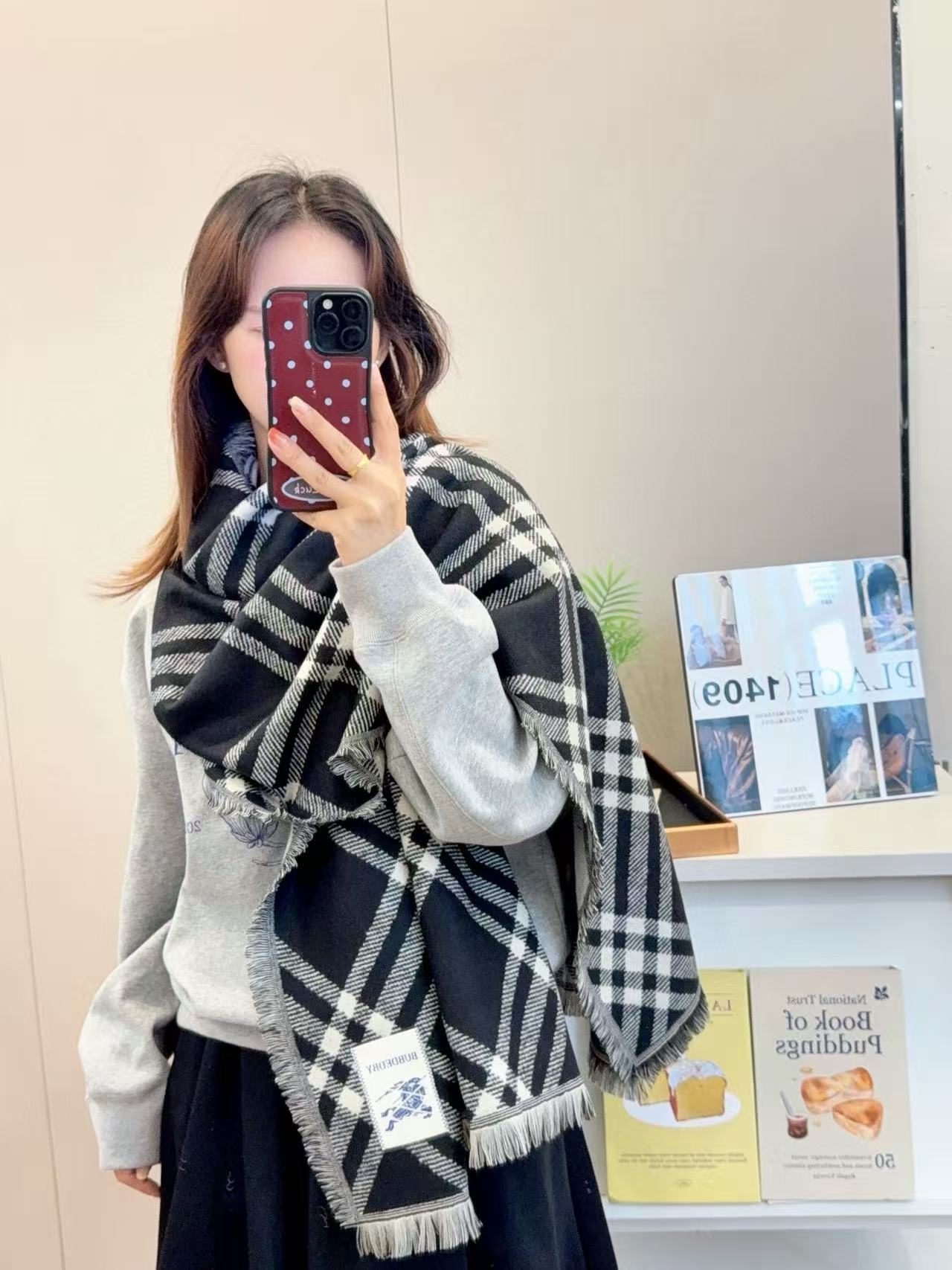 BUR8ERRYの白黒チェック柄スカーフ【50％割引+送料無料】