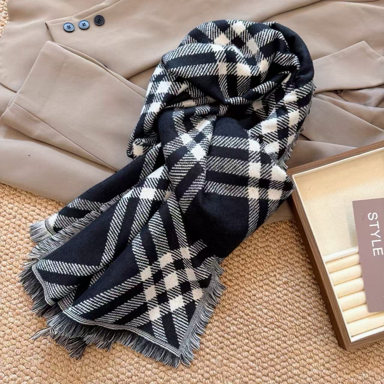 BUR8ERRYの白黒チェック柄スカーフ【50％割引+送料無料】