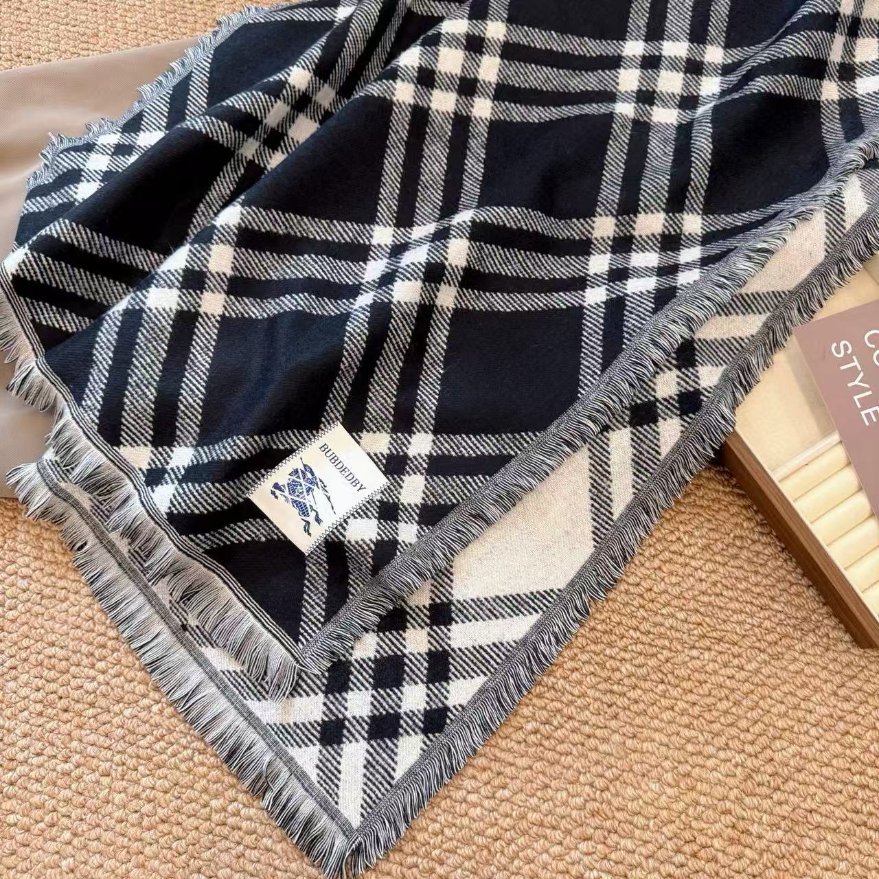 BUR8ERRYの白黒チェック柄スカーフ【50％割引+送料無料】