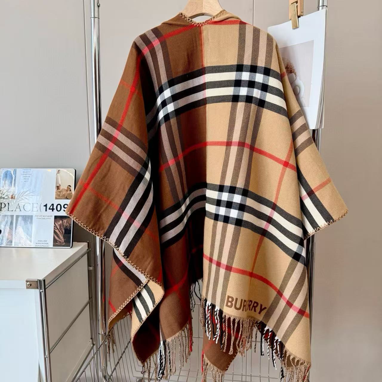 BUR8ERRY チェック柄フリンジウールケープ【50％割引+送料無料】