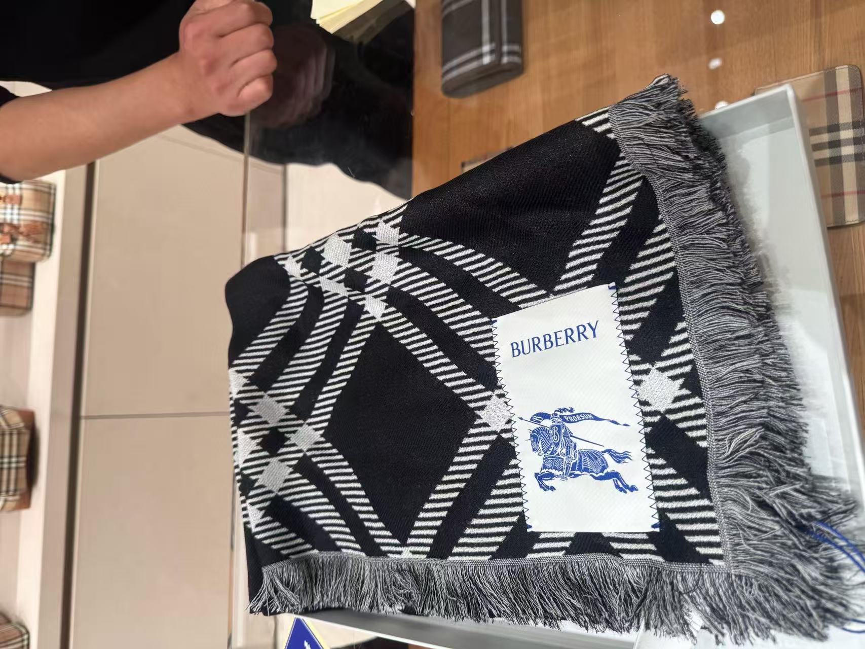 BUR8ERRYのブラック＆ホワイトのチェック柄カシミアスカーフ【50％割引+送料無料】