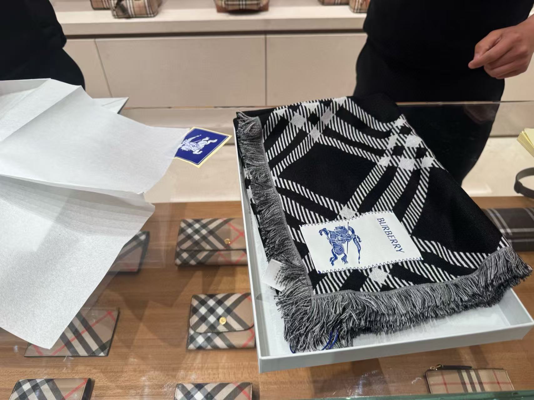 BUR8ERRYのブラック＆ホワイトのチェック柄カシミアスカーフ【50％割引+送料無料】