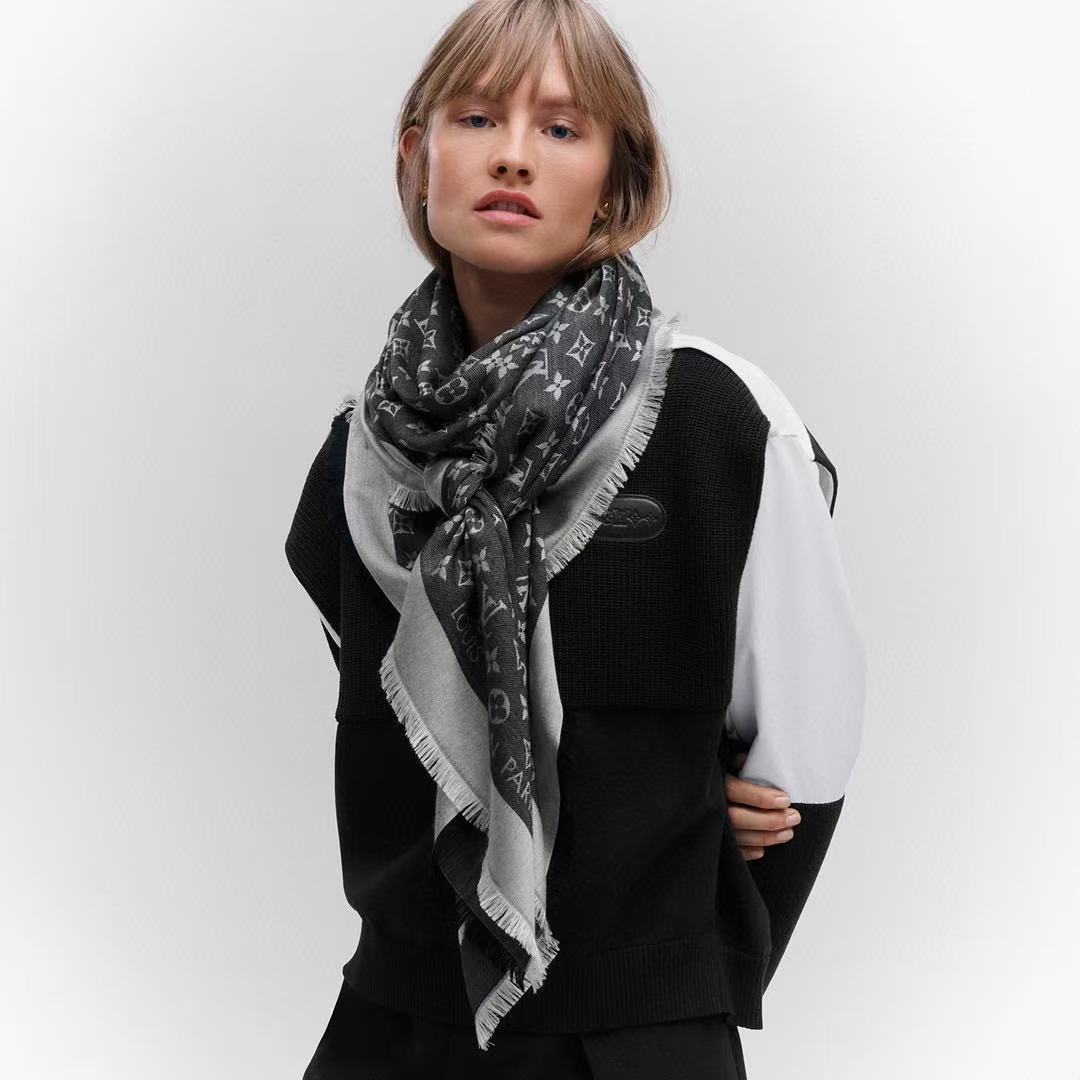 LVプリントの四つ葉のクローバーカシミアスカーフ【50％割引+送料無料】