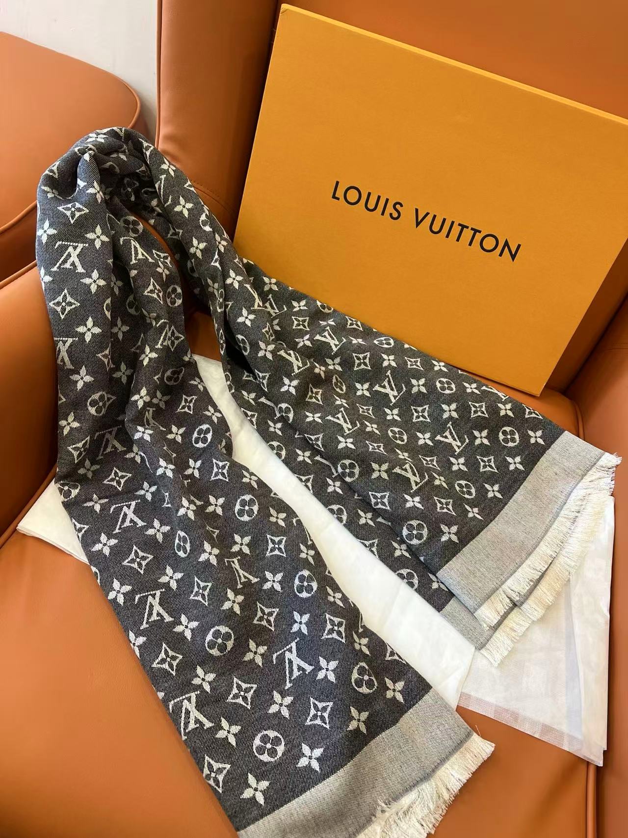 LVプリントの四つ葉のクローバーカシミアスカーフ【50％割引+送料無料】