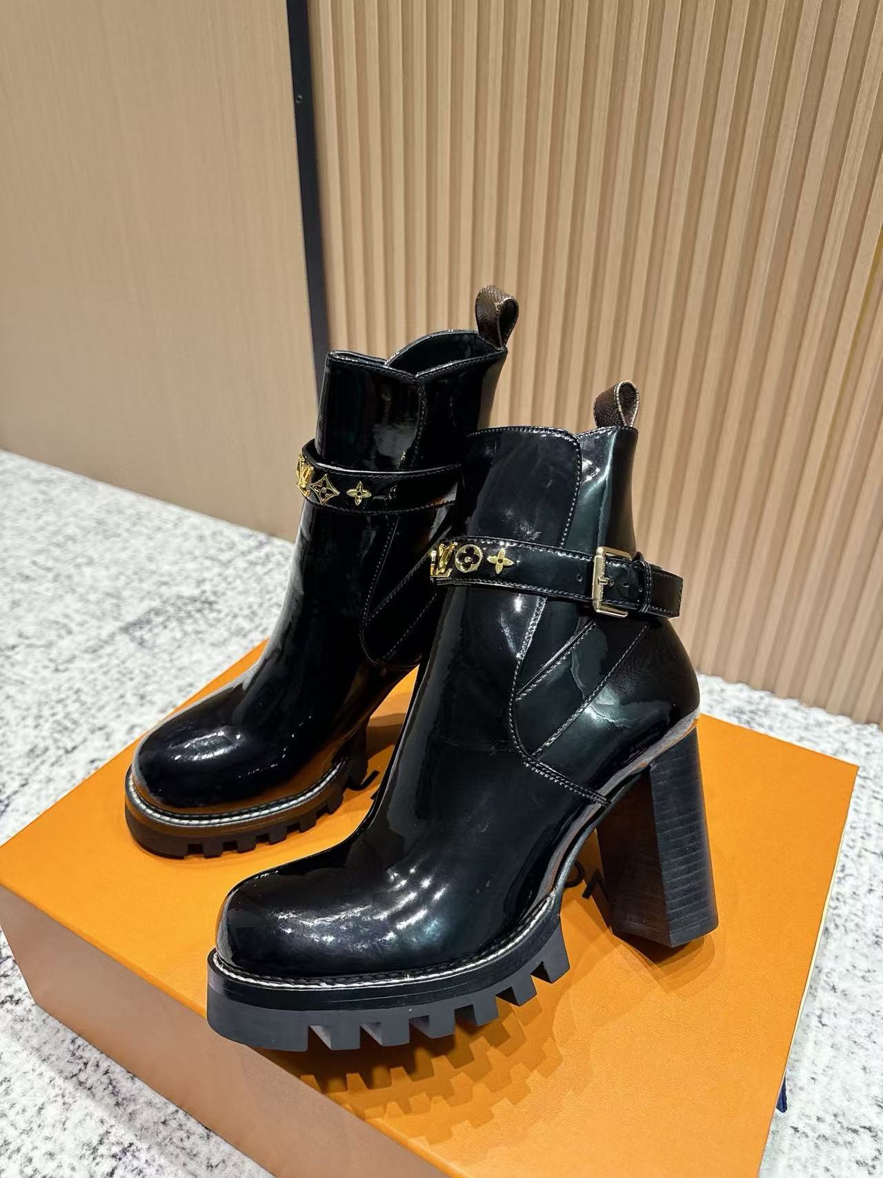 LVの高品質パテントレザーハイヒールアンクルブーツ【50％割引+送料無料】
