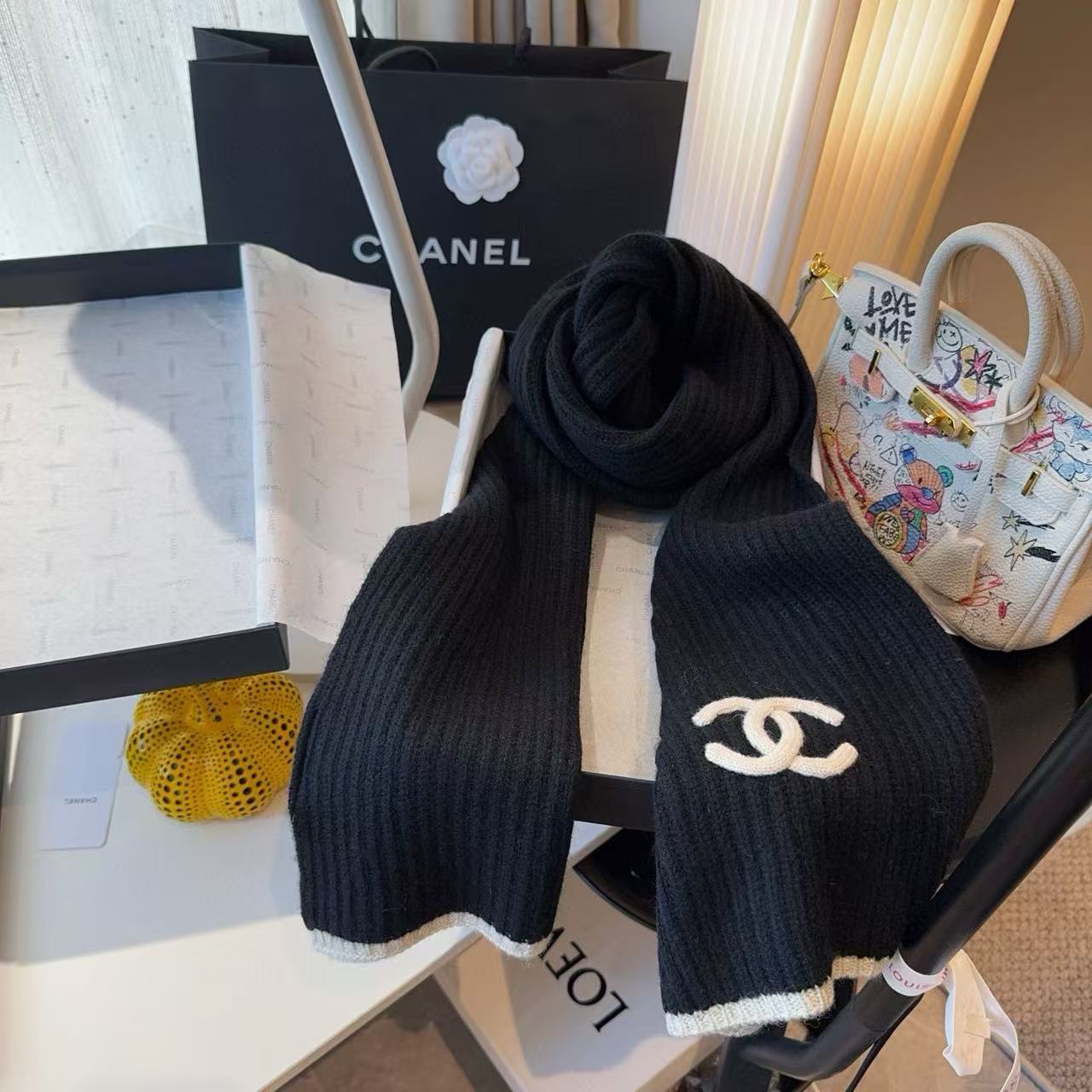 CHANE1 ダブルCデザインのブラック＆ホワイトカシミアスカーフ【50％割引+送料無料】