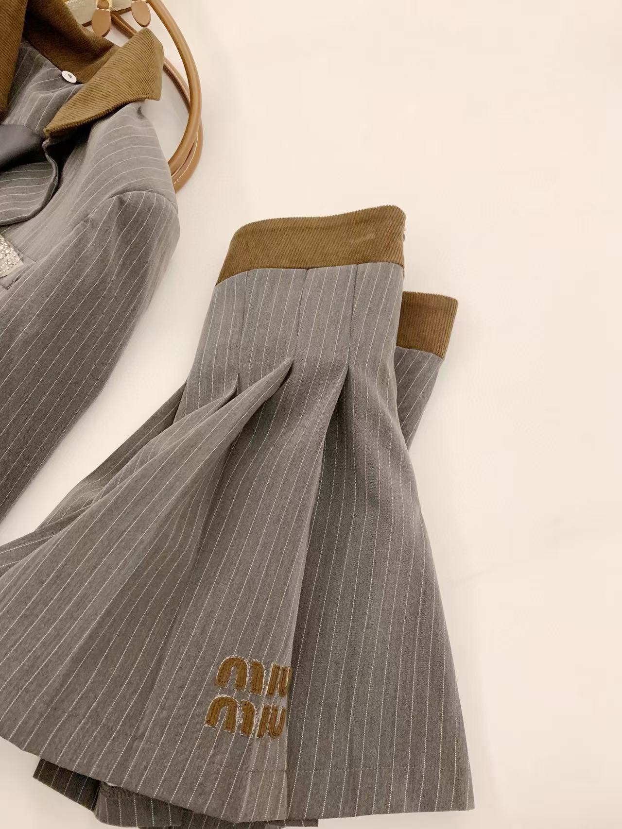 M1UM1U ストライプスーツ+スカート ツーピースセット【50％割引+送料無料】