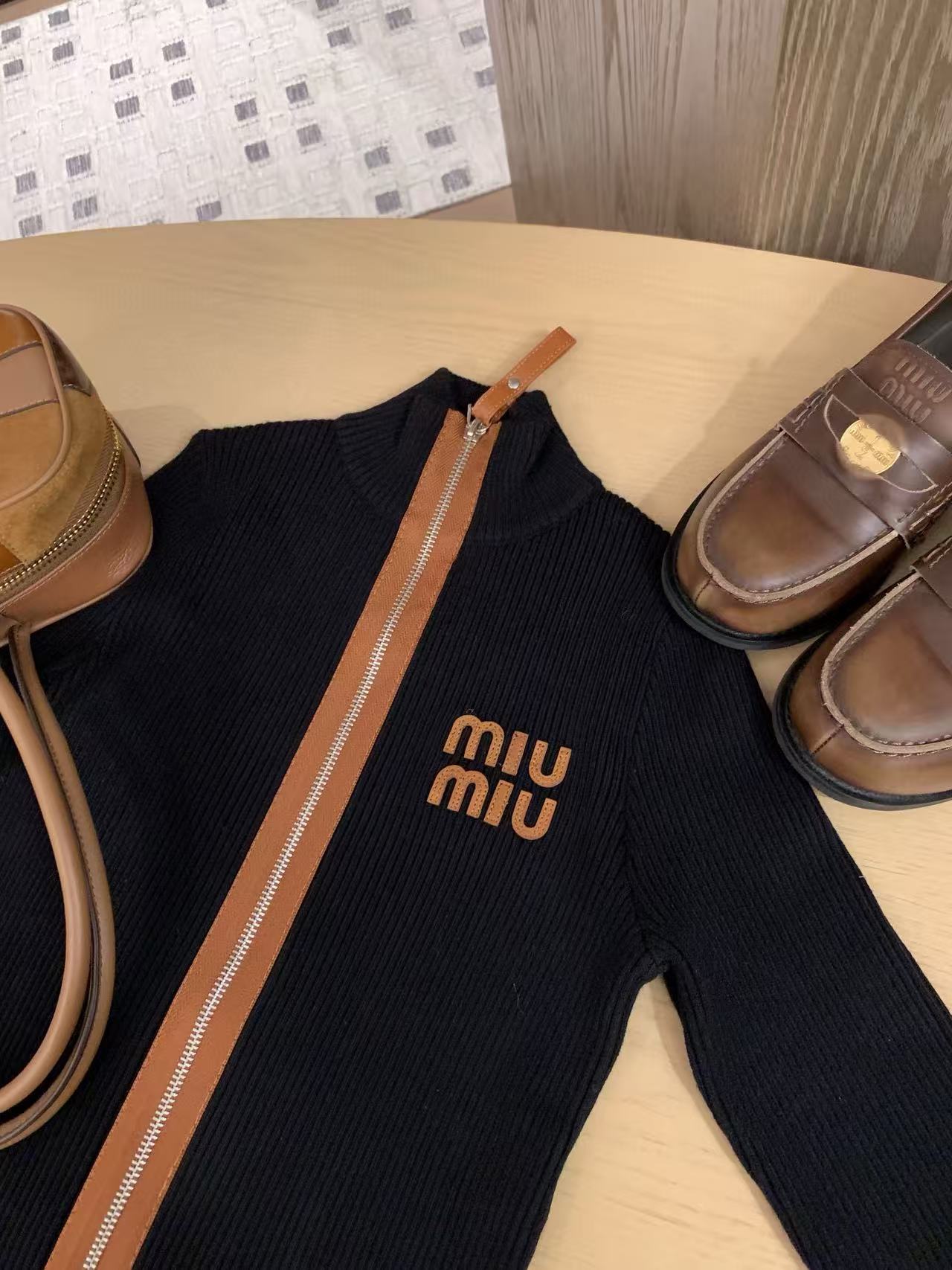 M1UM1U カラーブロック ジップアップ ニットトップ【50％割引+送料無料】